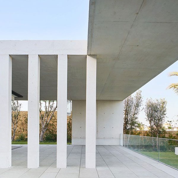 Dos patios, varias terrazas y panorámicas hacia el Mediterráneo: esta villa lo tiene todo 
