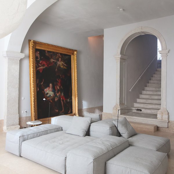 Salon del hotel Santa Clara en Lisboa de Aires Mateus con sofas grises y techos con molduras