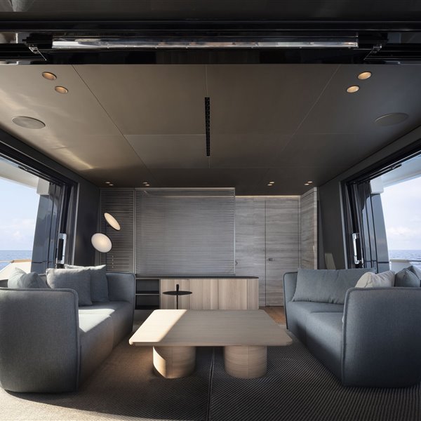 Sanlorenzo-upper-deck-sky-lounge-photo-by-Thomas-Pagani