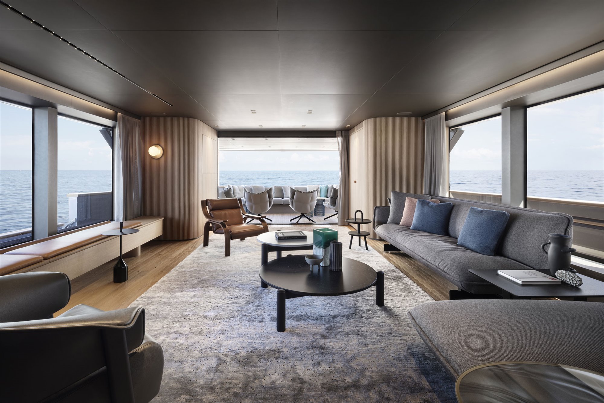 yate-diseño-urquiola-Sanlorenzo-main-deck-salon-photo-by-Thomas-Pagani