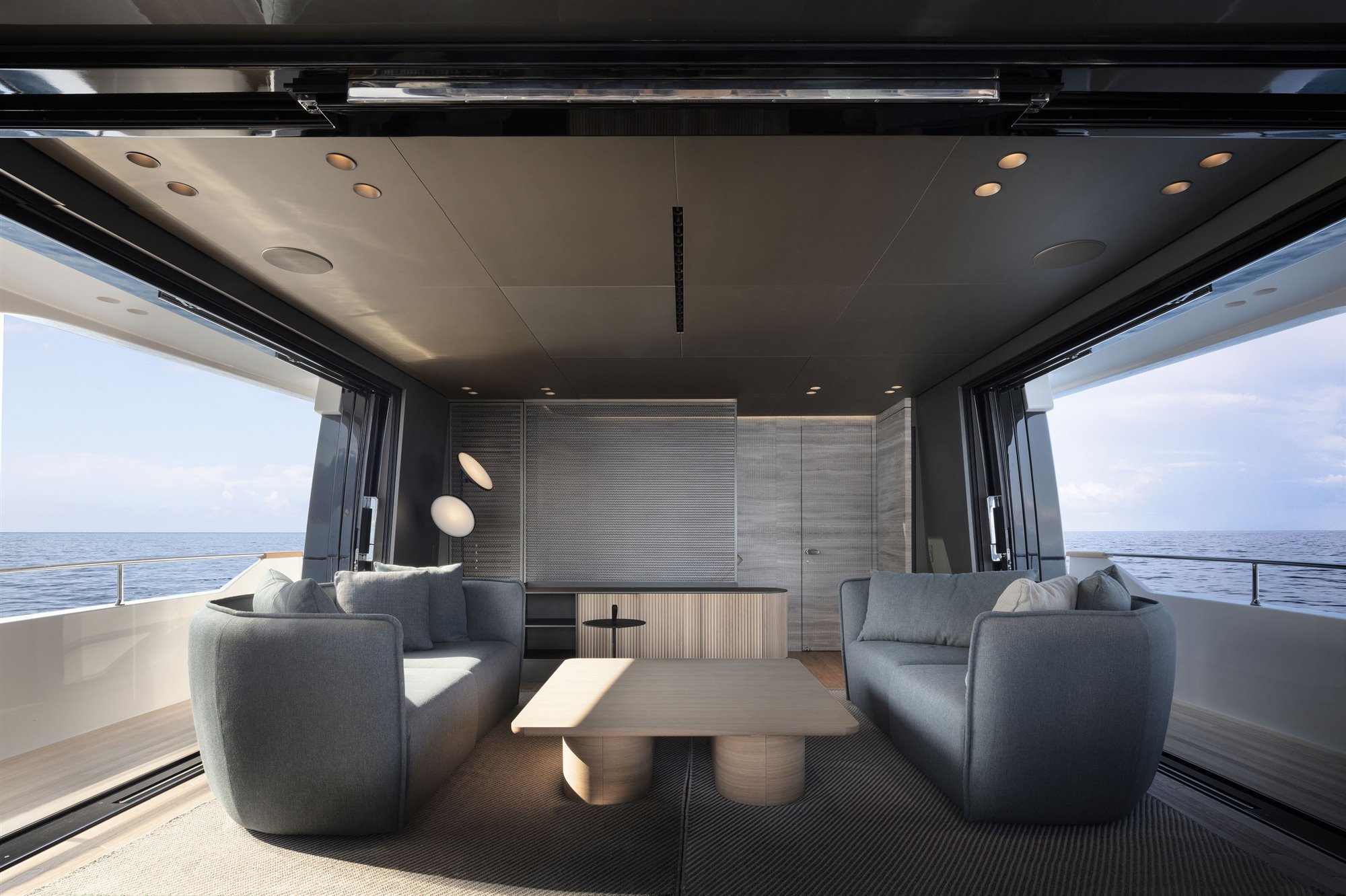 yate-diseño-urquiola-Sanlorenzo-upper-deck-sky-lounge-photo-by-Thomas-Pagani