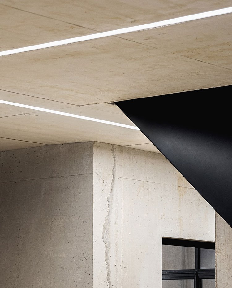 Detalle techo con luminarias insertadas en estrechas aperturas