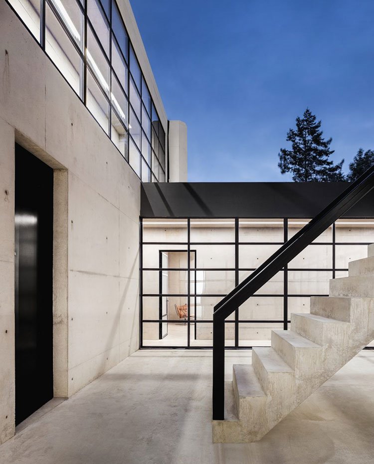 Escaleras de hormigón con pasamanos negro en patio exterior