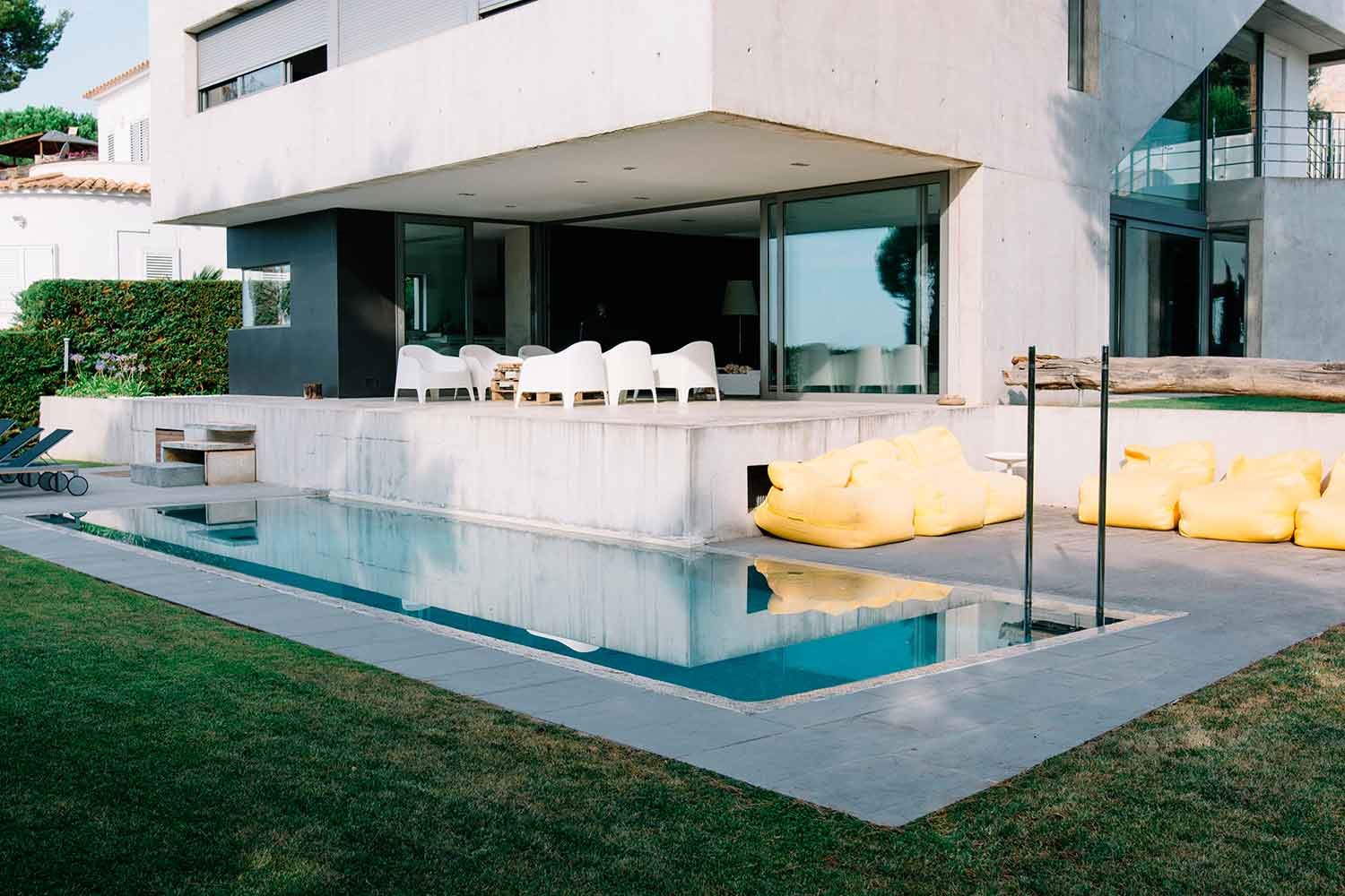 piscina-casa-frente-al-mar-Mediterraneo-de-Lorena-Canals