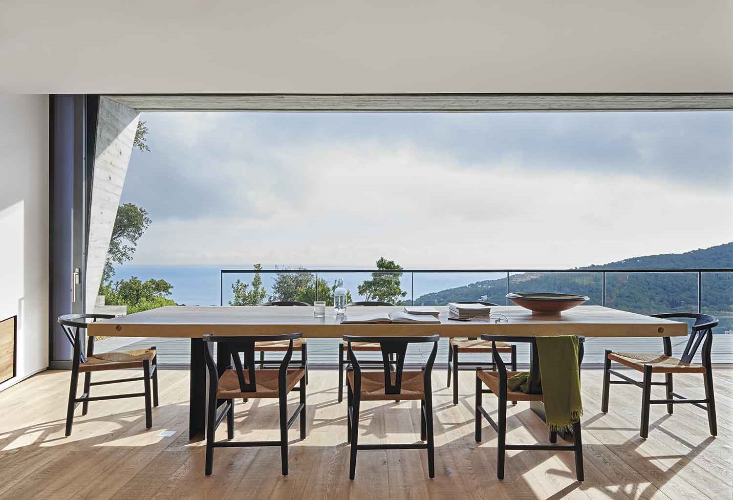 comedor-de-la-casa-disenada-por-Oskar-Velez-Carrasco-en-Begur
