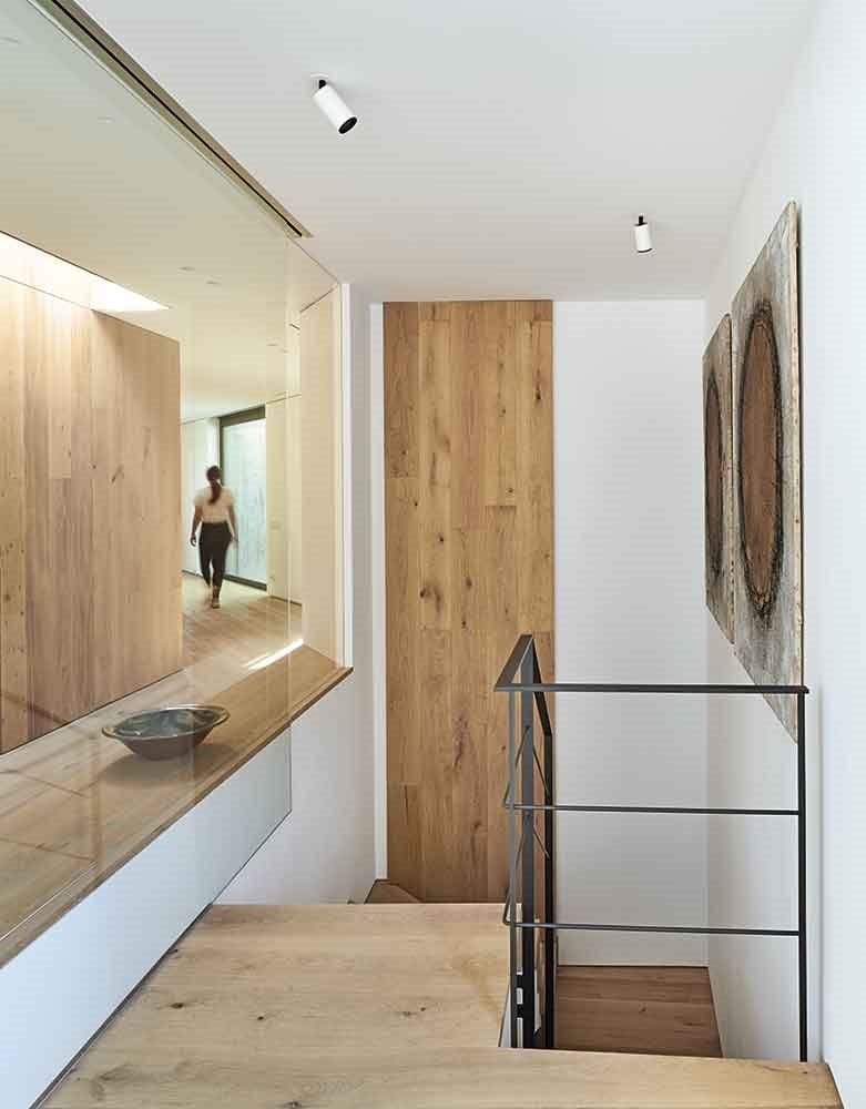 distribuidor-y-escalera-de-madera-de-la-casa-de-Oskar-Velez-Carrasco-en-Begur