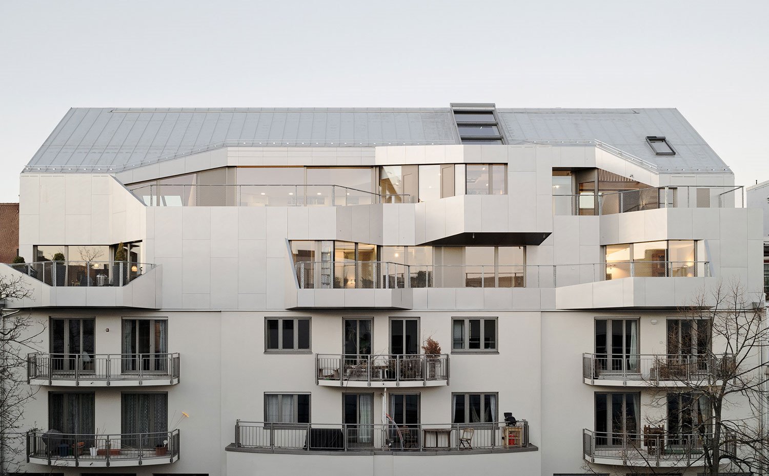 Fachada exterior con grandes aperturas irregulares
