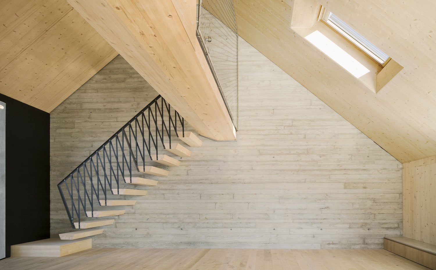 Pared de hormigón con peldaños de madera y estructura de acero, cubierta, revestimiento y suelo de madera.