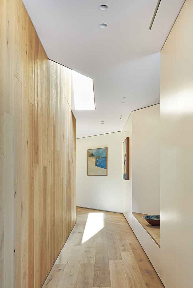 pasillo-de-madera-de-la-casa-en-Begur-diseno-de-Oskar-Velez-Carrasco