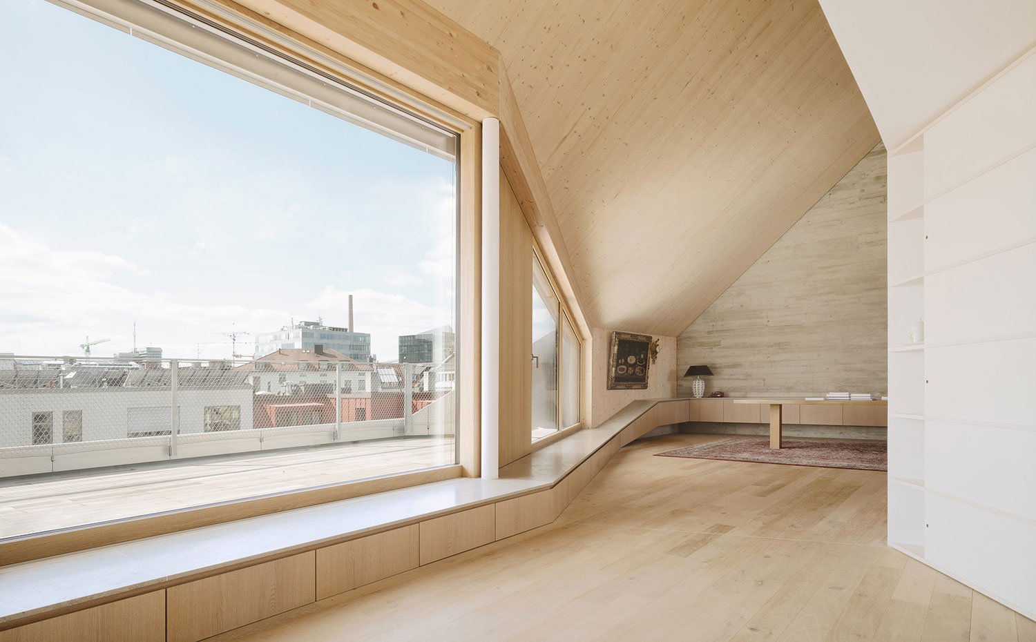 Vista interior con grandes aperturas al exterior, mueble perimetral con almacenaje interior