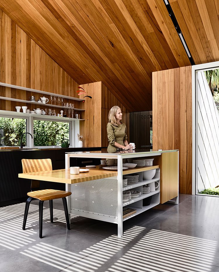 Cocina-con-isla-de-trabajo-y-extensión-de-mesa-para-office