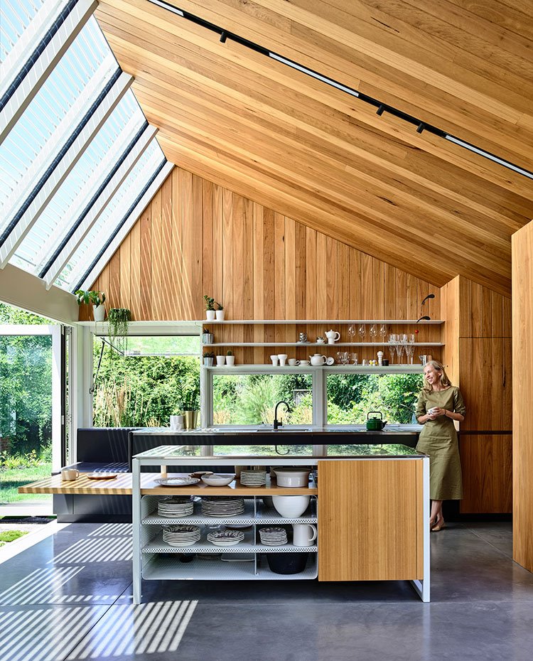Cocina-con-techo-inclinado-con-cubierta-de-crista-y-madera