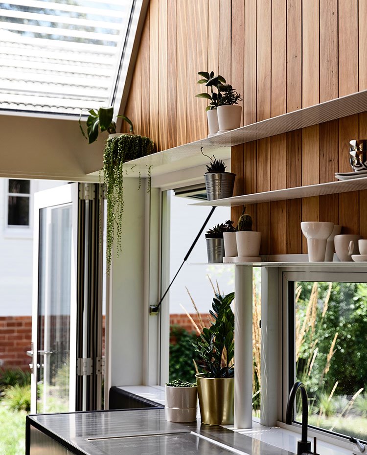 Detalle-apertura-desde-cocina-junto-a-estanes-en-pared