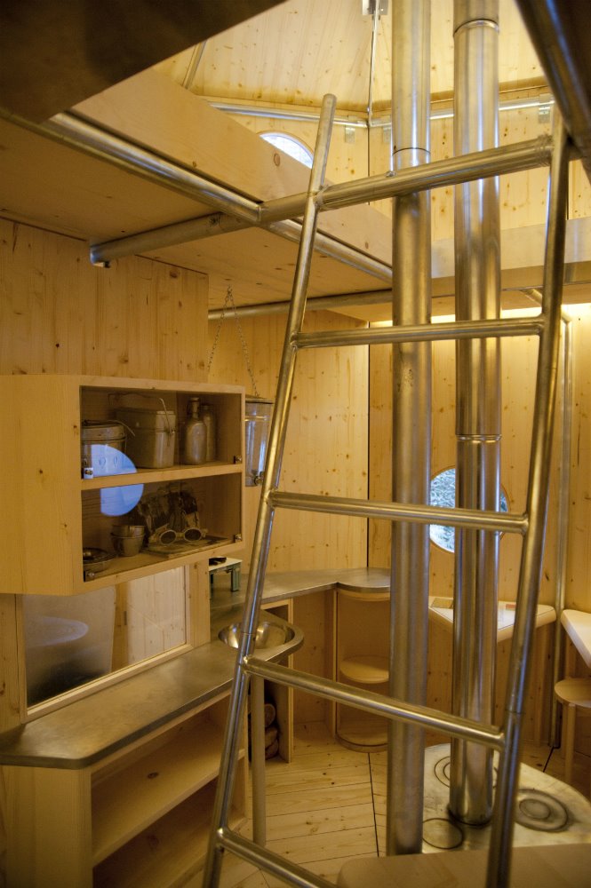 Detalle del interior del Refuge Tonneau de Charlotte Perriand y Pierre Jeanneret de 1938