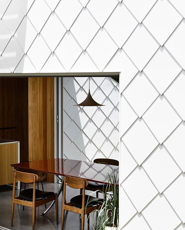 Detalle-fachada-construcción-con-vista-a-comedor