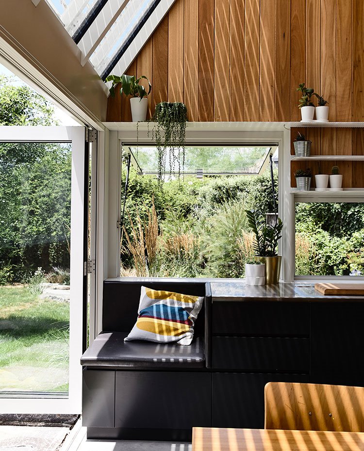 Detalle-mueble-de-almacenaje-y-asiento-en-extremo-cocina