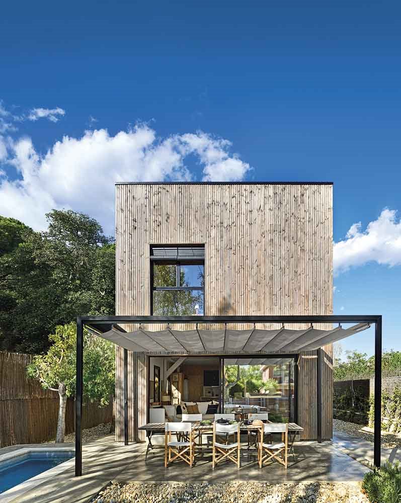fachada-y-terraza-de-la-casa-ecologica-disenada-por-Pep-Zazurca