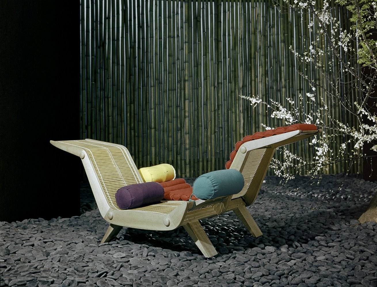Ingeniosa Double chaise-longue en la instalación Proposition d'une Synthèse des Arts de Charlotte Perriand