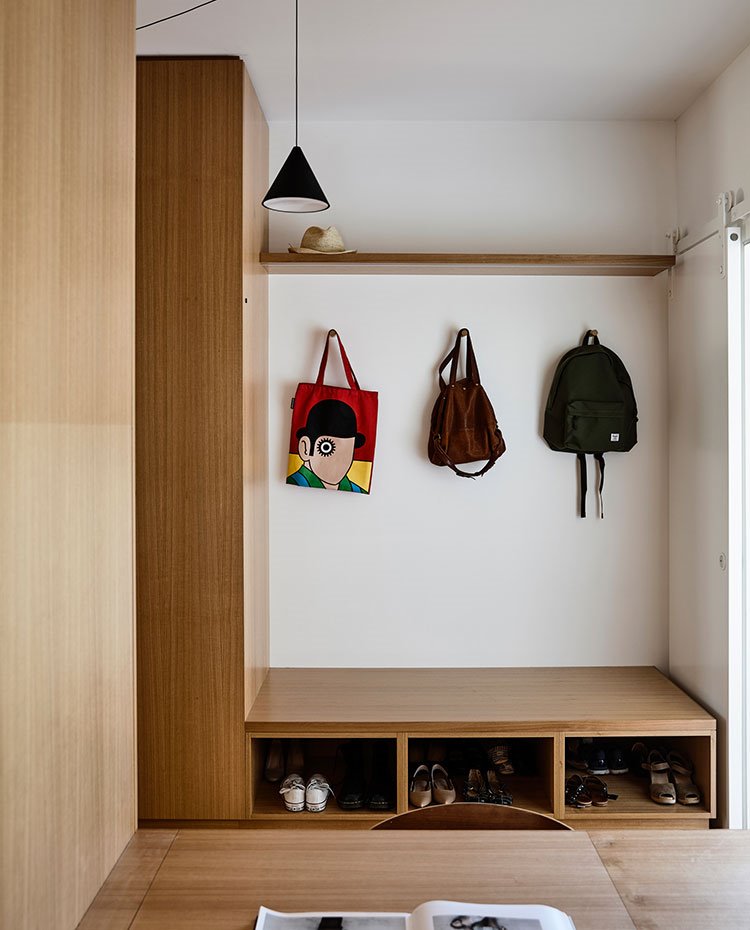 Mueble-zona-de-entrada-recibidor-con-balda-superior,-colgadores-y-módulos-de-almacenaje