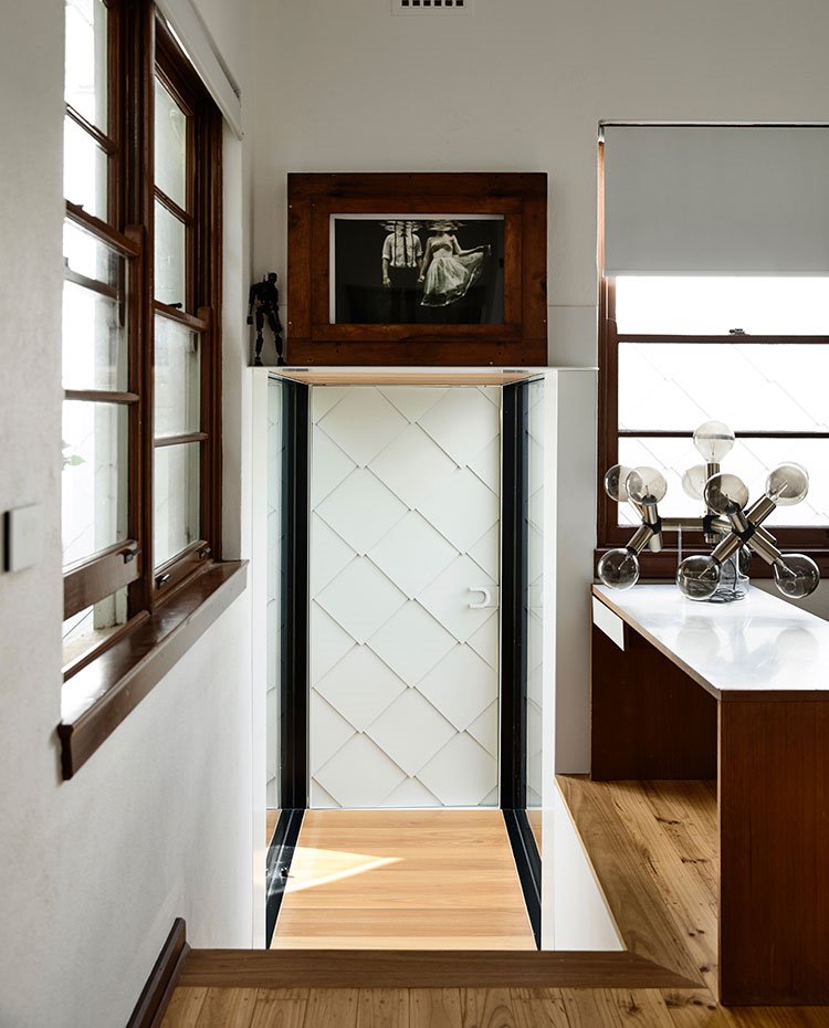 Puerta-de-acceso-a-vivienda-con-puerta-revestida-como-fachada