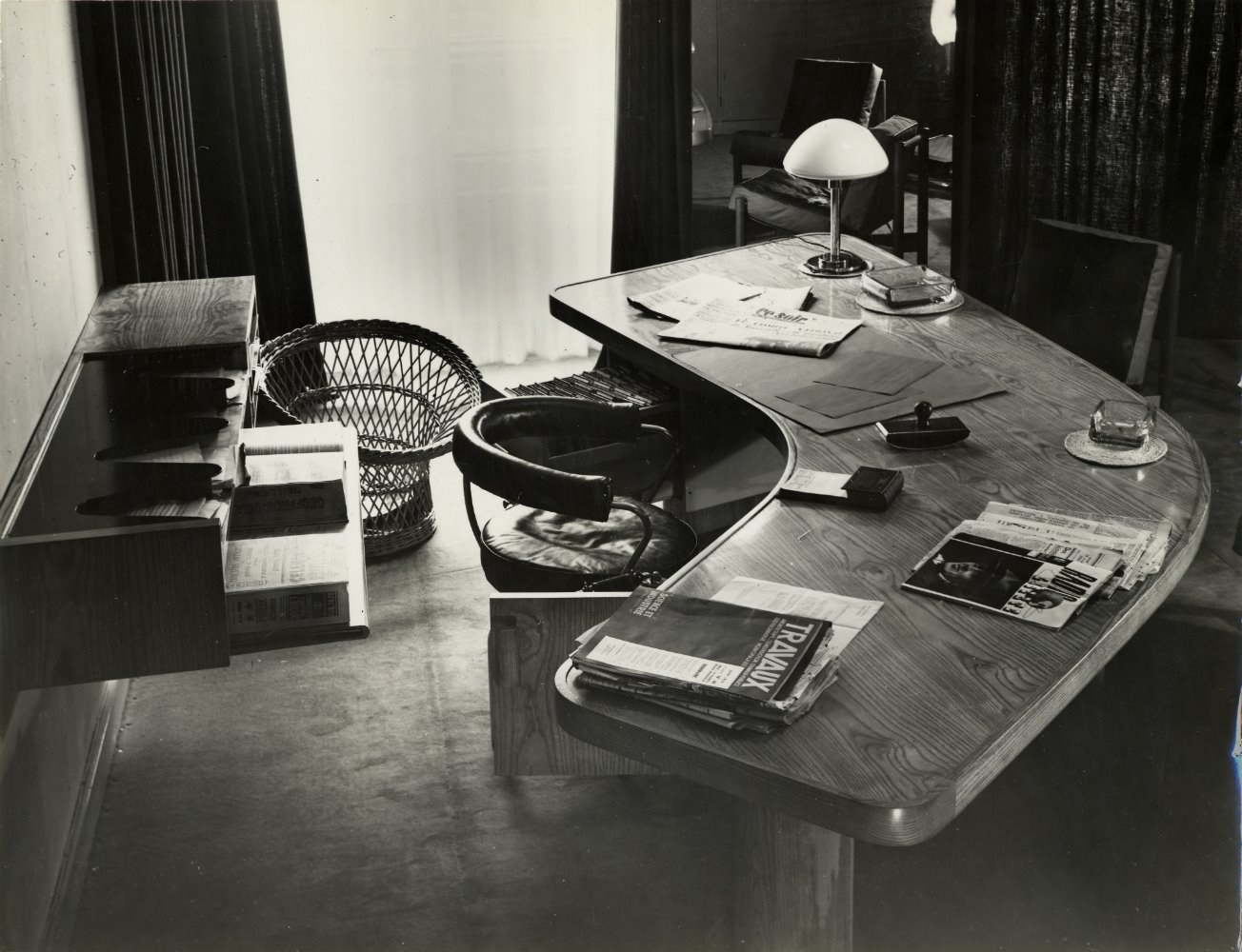 Bureau boomerang pour Jean-Richard Bloch de Charlotte Ferriand