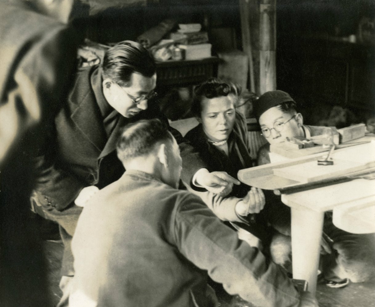 Charlotte Perriand junto a artesanos de Japón en 1940