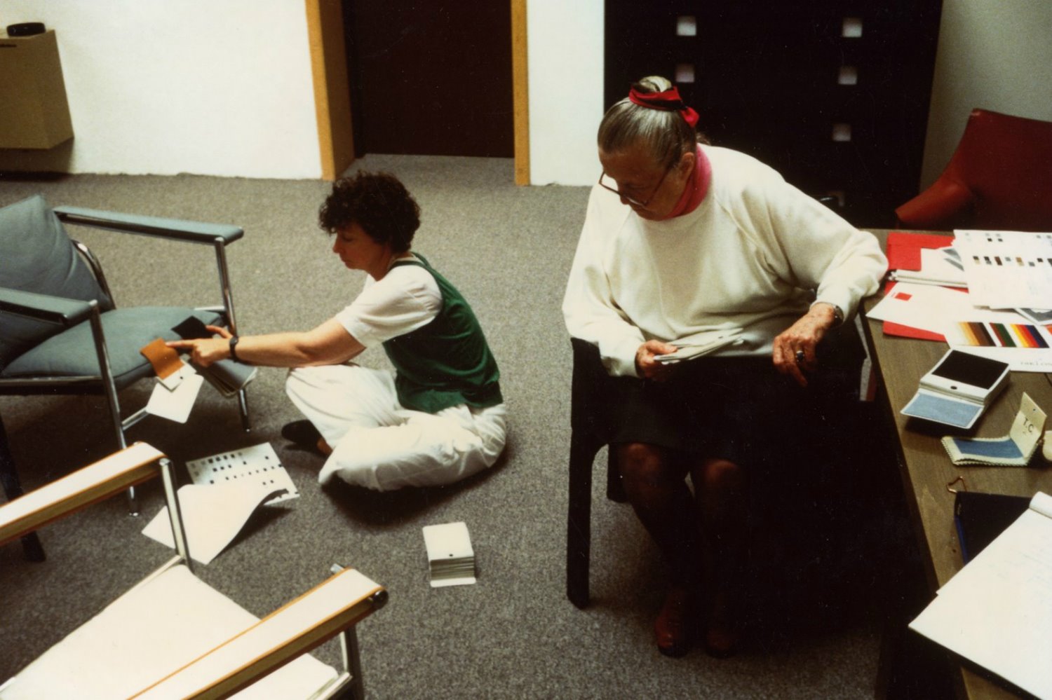 Foto de archivo de Charlotte Perriand junto a su hija Pernette Perriand en las oficinas de Cassina