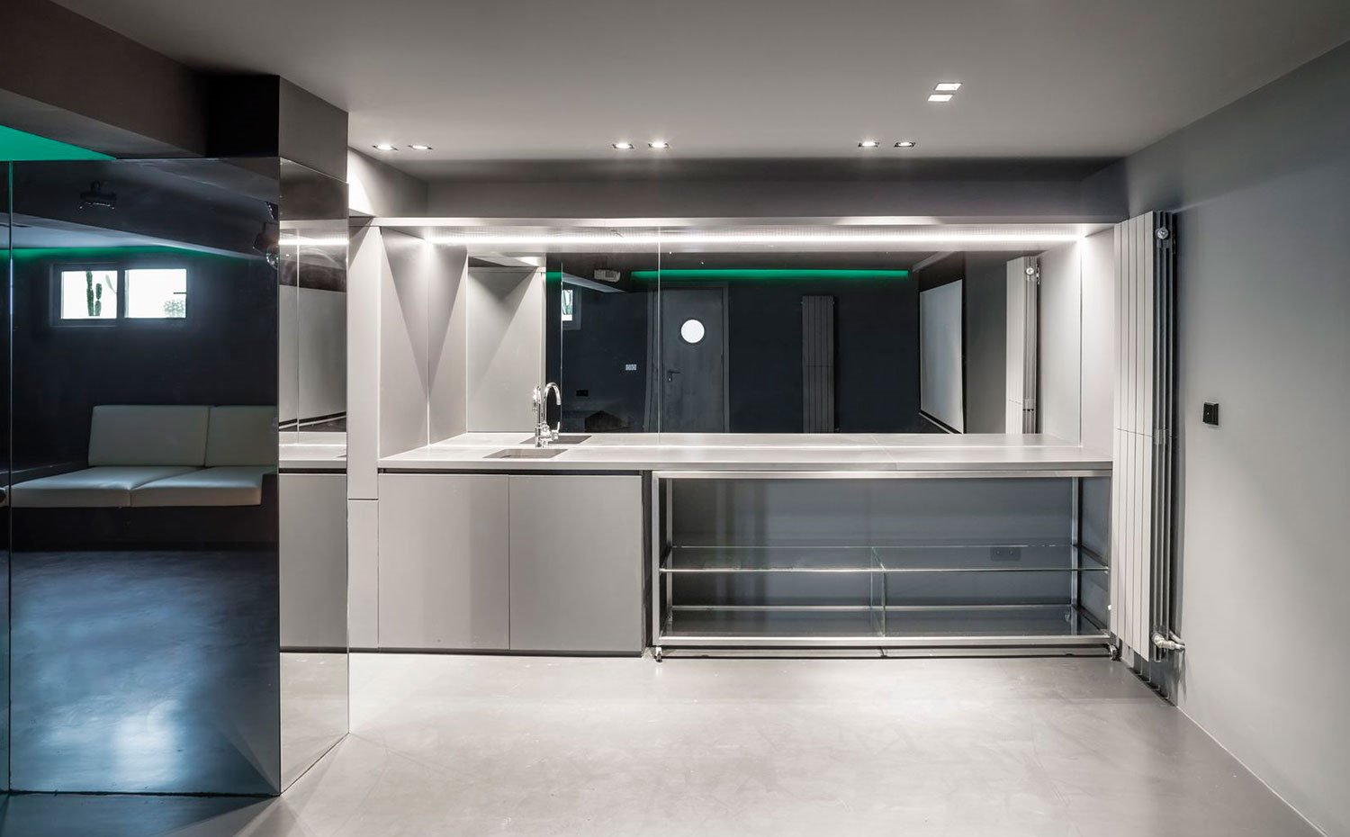 Cocina auxiliar en sótano en gris