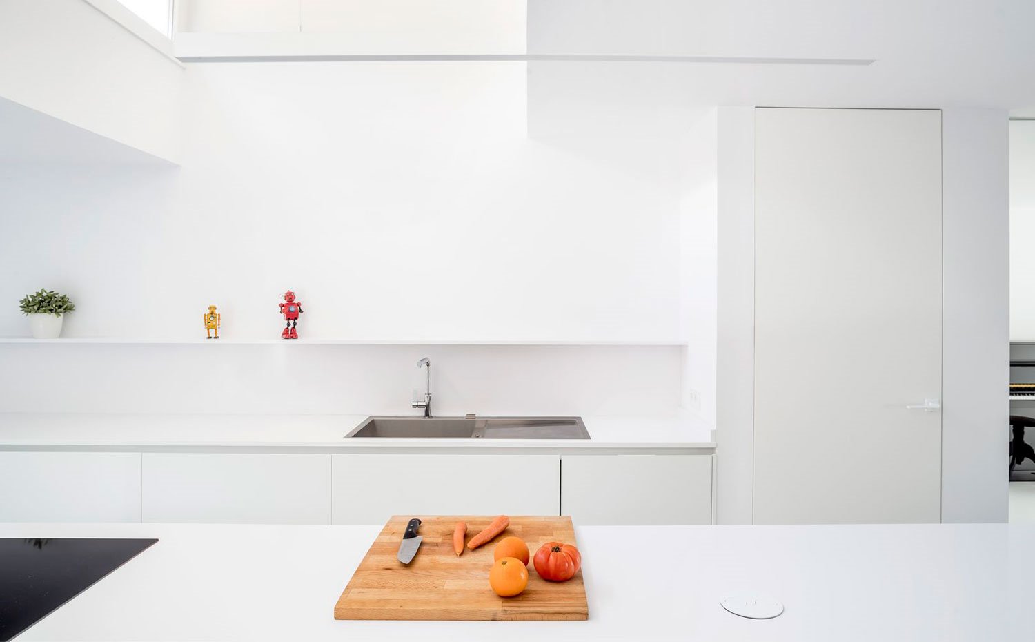 Isla de trabajo de la cocina con disposición en línea, todo en blanco