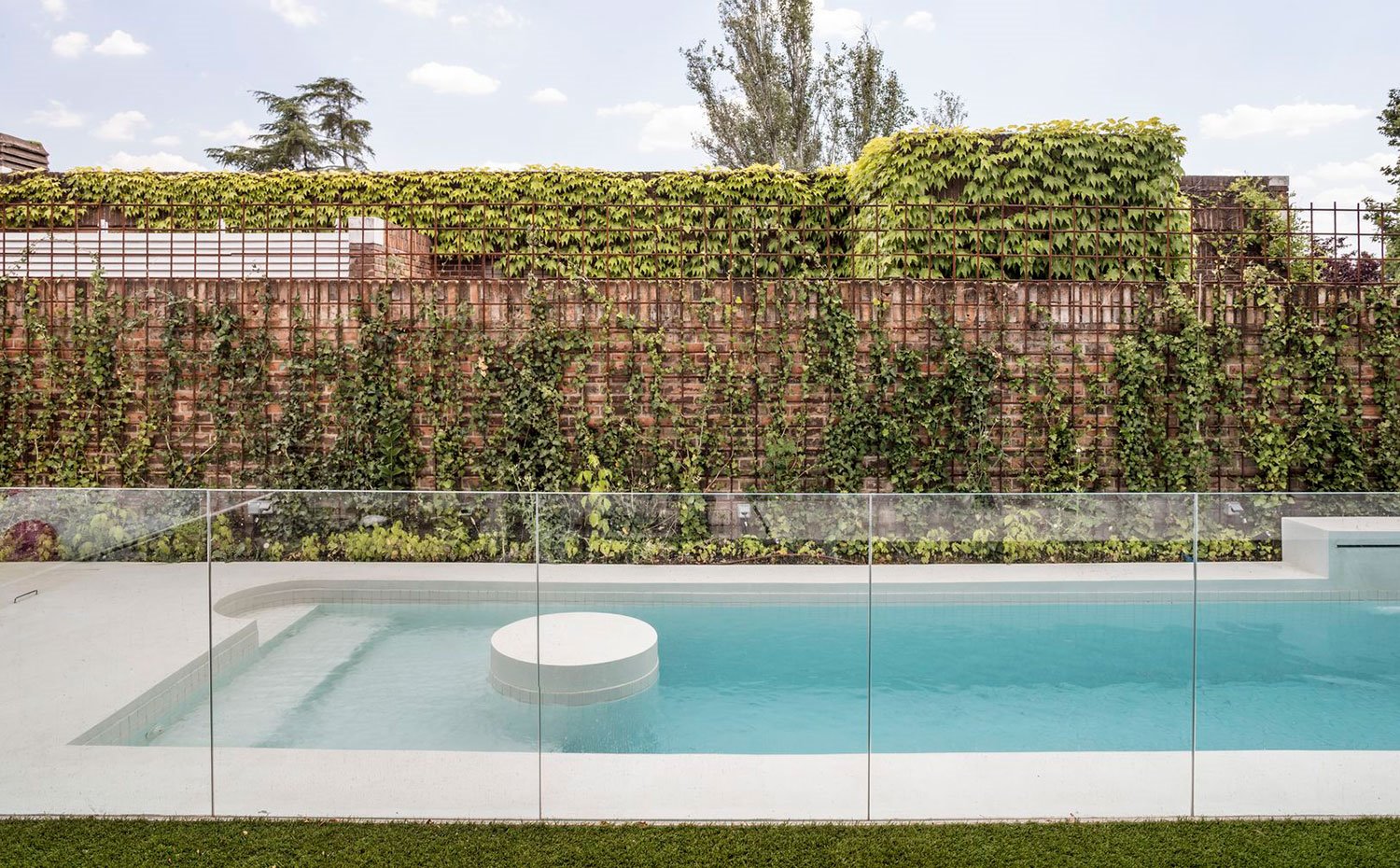 Lateral-piscina-con-barandilla-de-protección-de-cristal