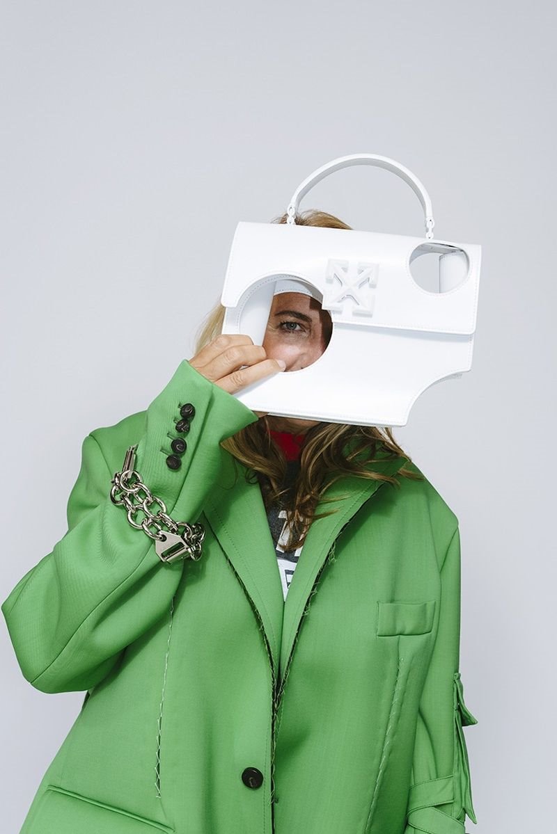 Patricia Urquiola posa con el bolso Meteor de la coleccion de verano de Off White