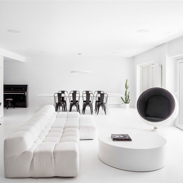 En esta vivienda unifamiliar reina el blanco nuclear (en la cocina también)