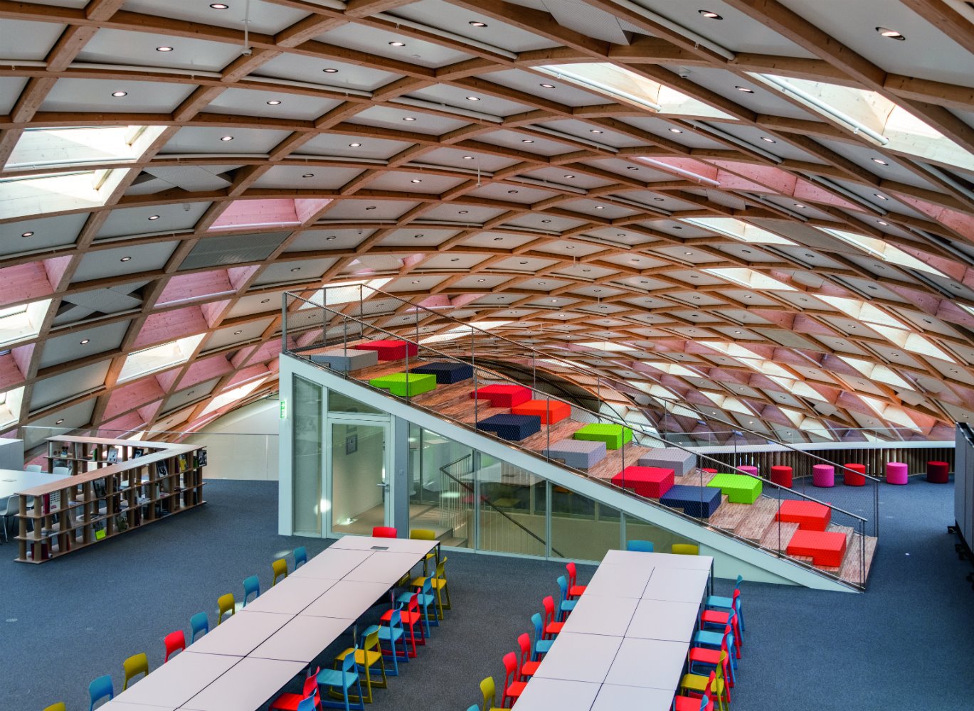 Escaleras para leer de la nueva sede de Swatch en la ciudad suiza de Biena por Shigeru Ban 
