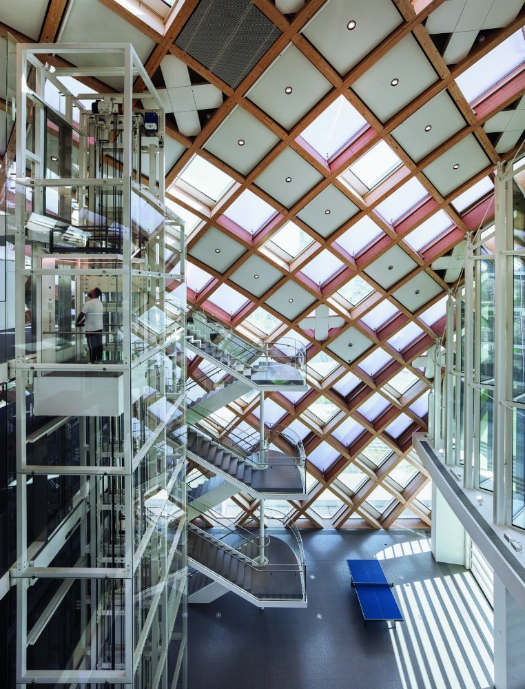 Foyer Nueva sede de Swatch en la ciudad suiza de Biena por Shigeru Ban