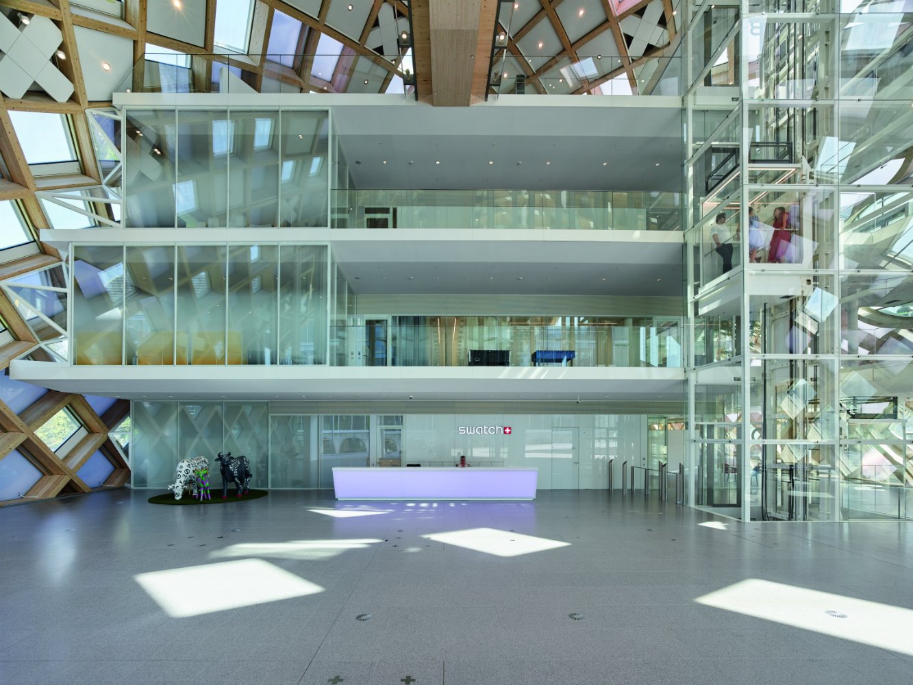 Imagen Foyer Nueva sede de Swatch en la ciudad suiza de Biena por Shigeru Ban