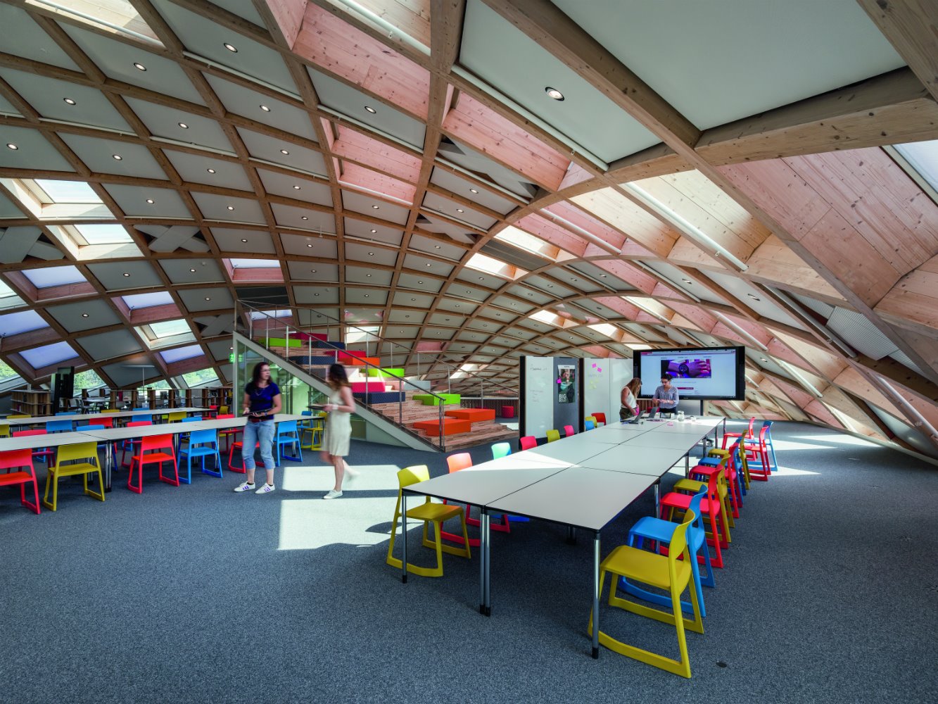 Piazza de la nueva sede de Swatch en la ciudad suiza de Biena por Shigeru Ban 