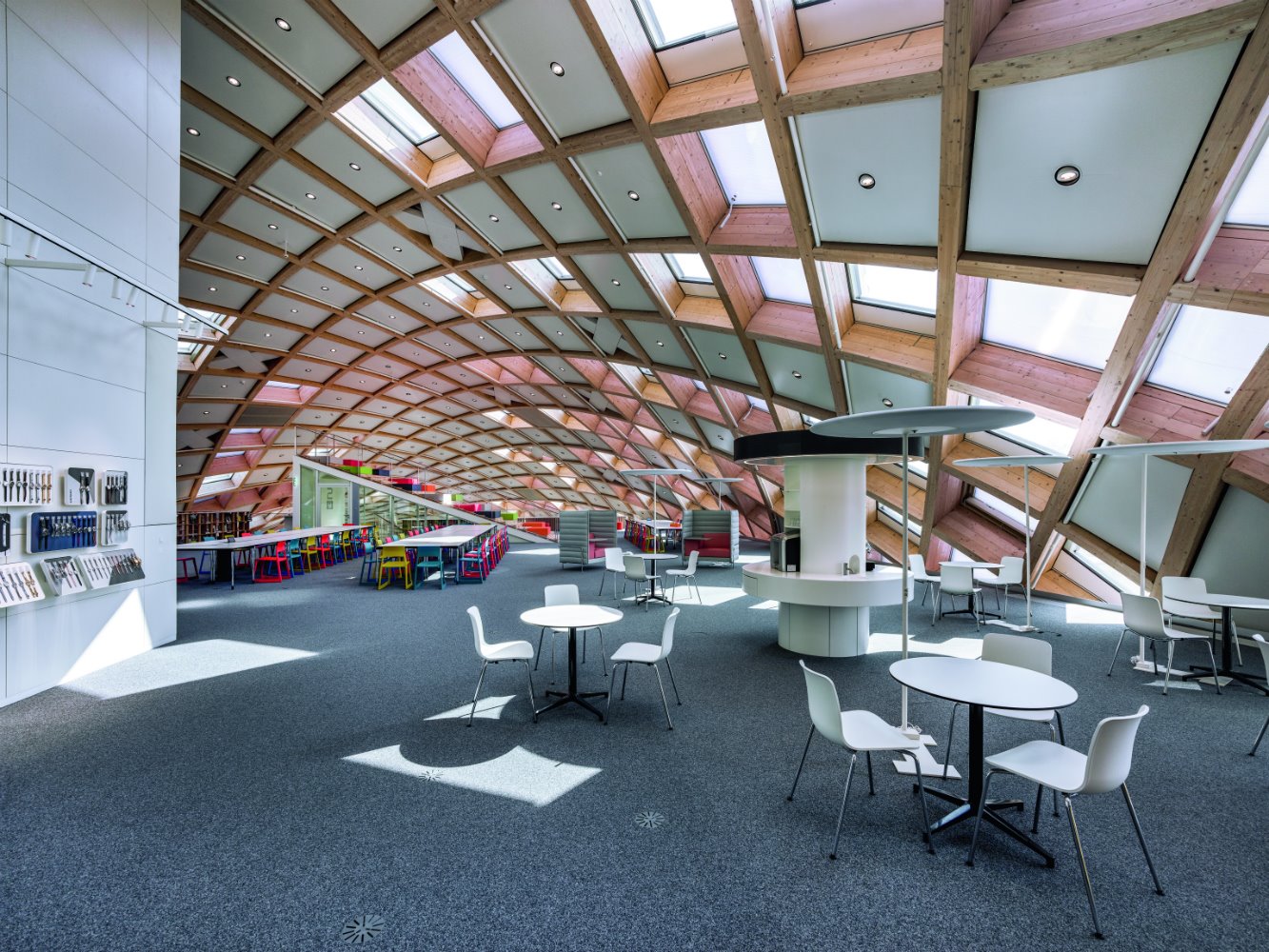 Piazza de la nueva sede de Swatch en la ciudad suiza de Biena por Shigeru Ban 