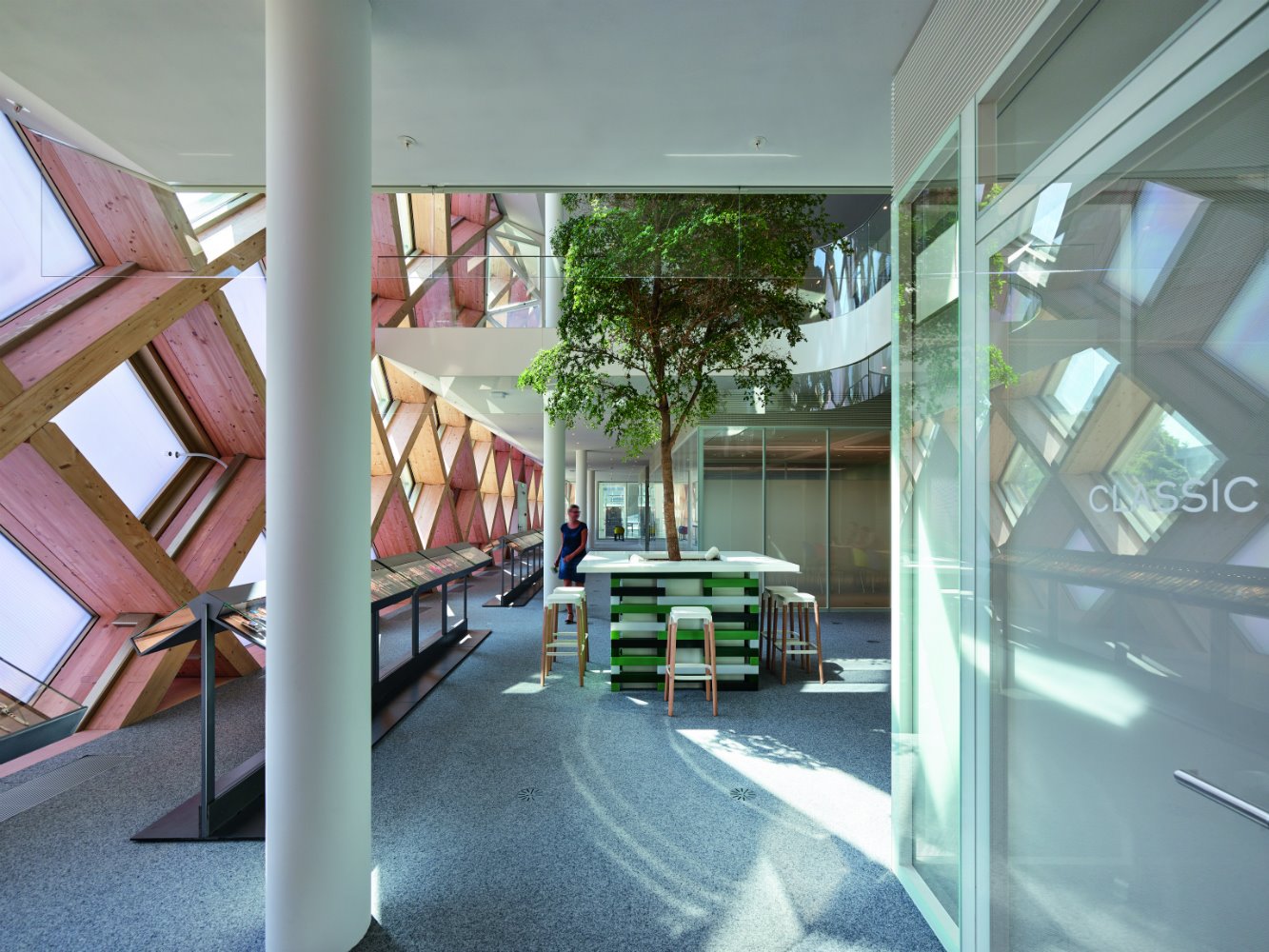 Planta baja de la nueva sede de Swatch en la ciudad suiza de Biena por Shigeru Ban 