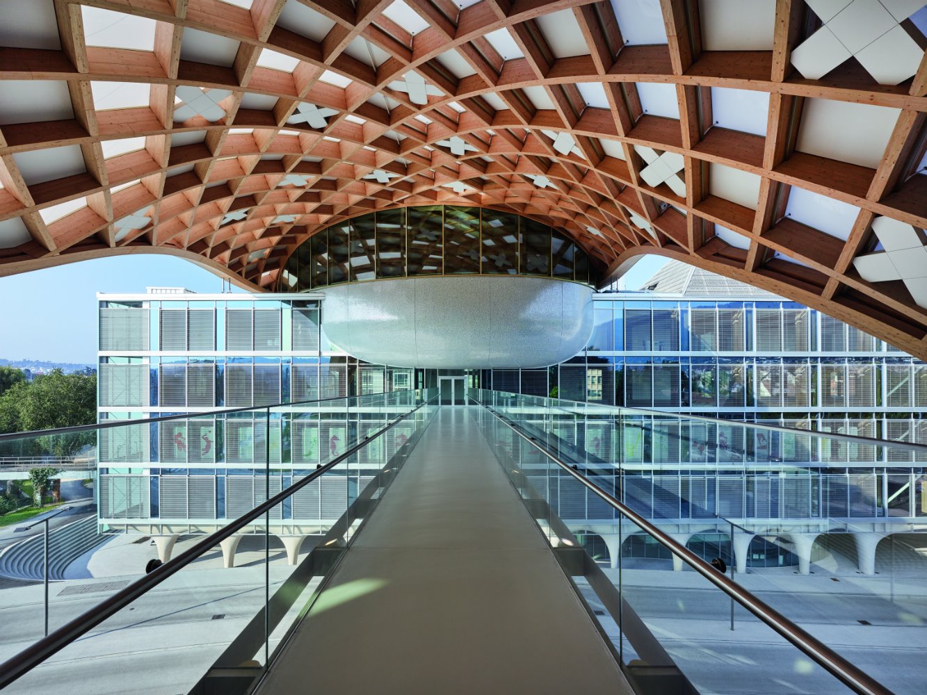 Puente de la nueva sede de Swatch en la ciudad suiza de Biena por Shigeru Ban 