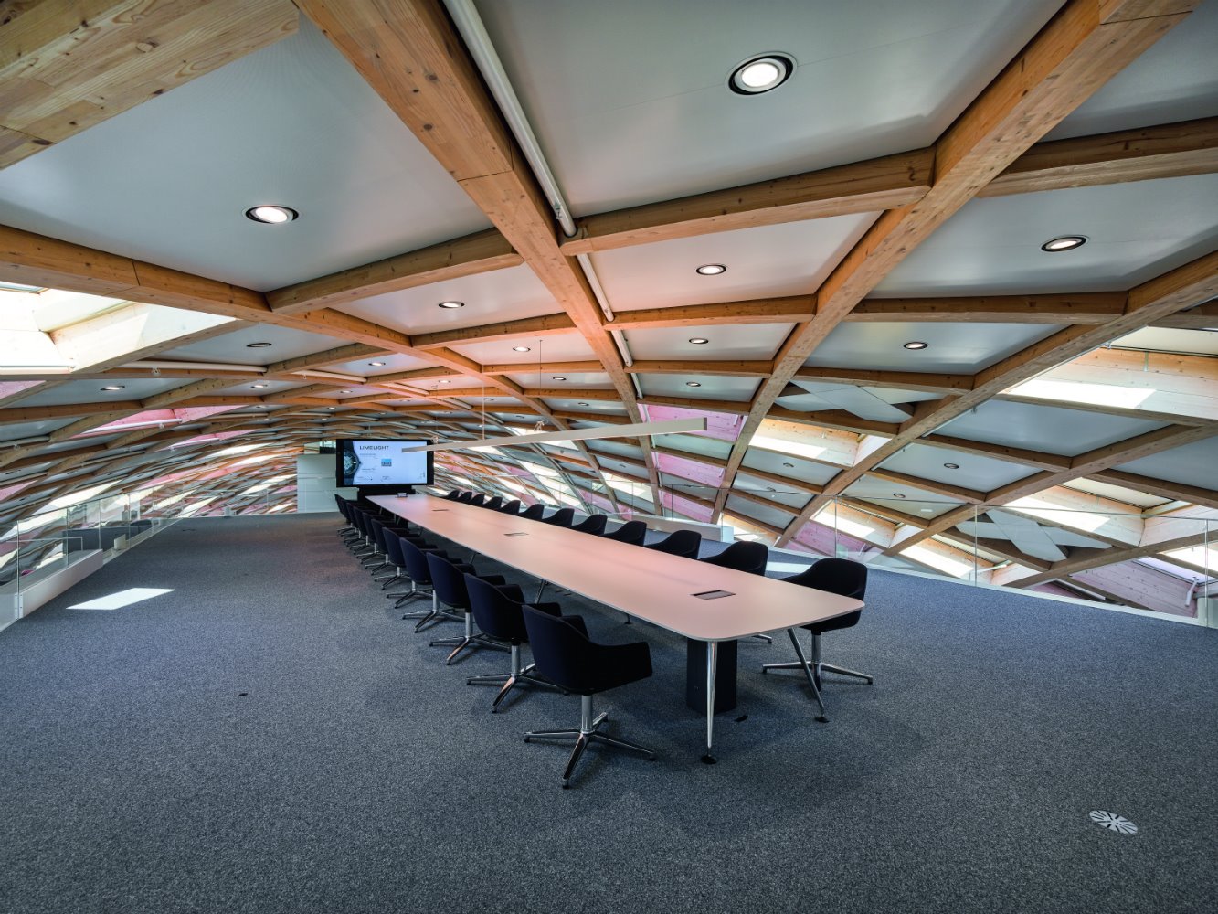 Sala de reuniones de la nueva sede de Swatch en la ciudad suiza de Biena por Shigeru Ban 