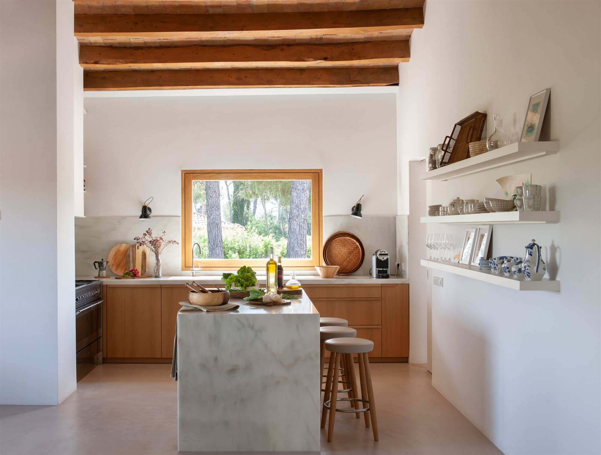 cocina con mobiliario de madera y encimera marmol_00492321 O