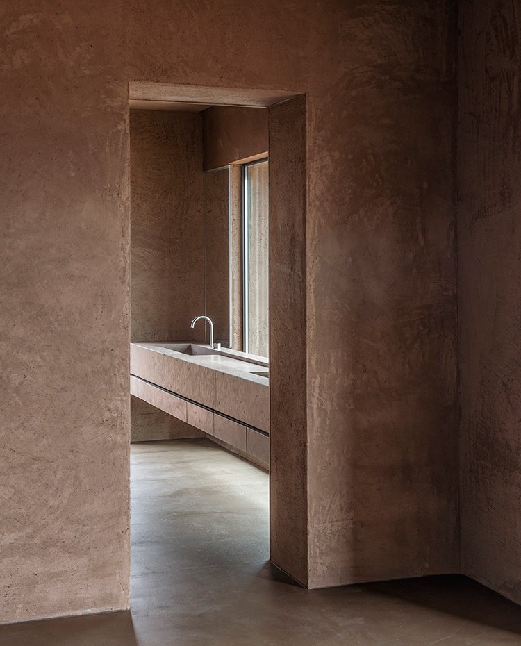 Cuarto de baño semiabierto, mueble suspendido con vistas al exteior