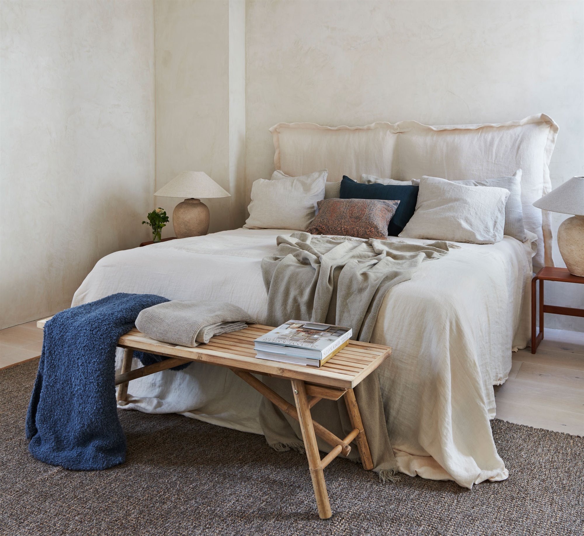 dormitorio con cama blanca cabecero acolchado y banqueta_00502316 O