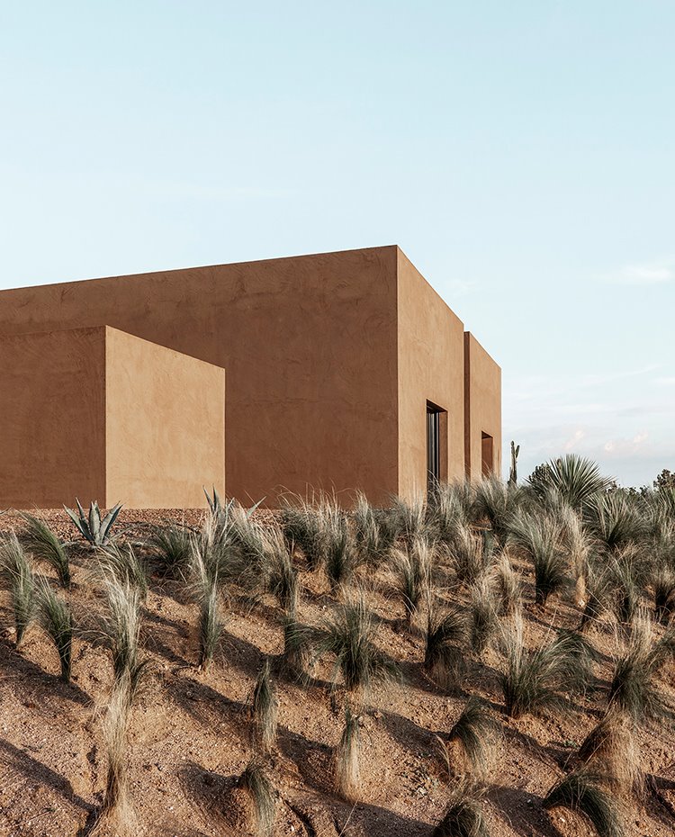 Entorno árido con tonalidades terrosas acordes con la construcción