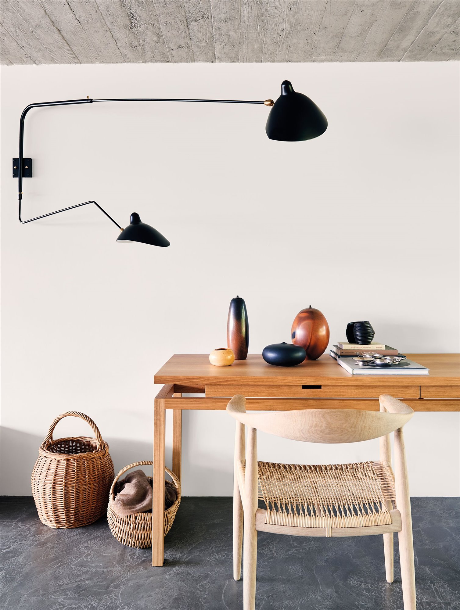 estudio con mesa y silla de madera cestas_00498178