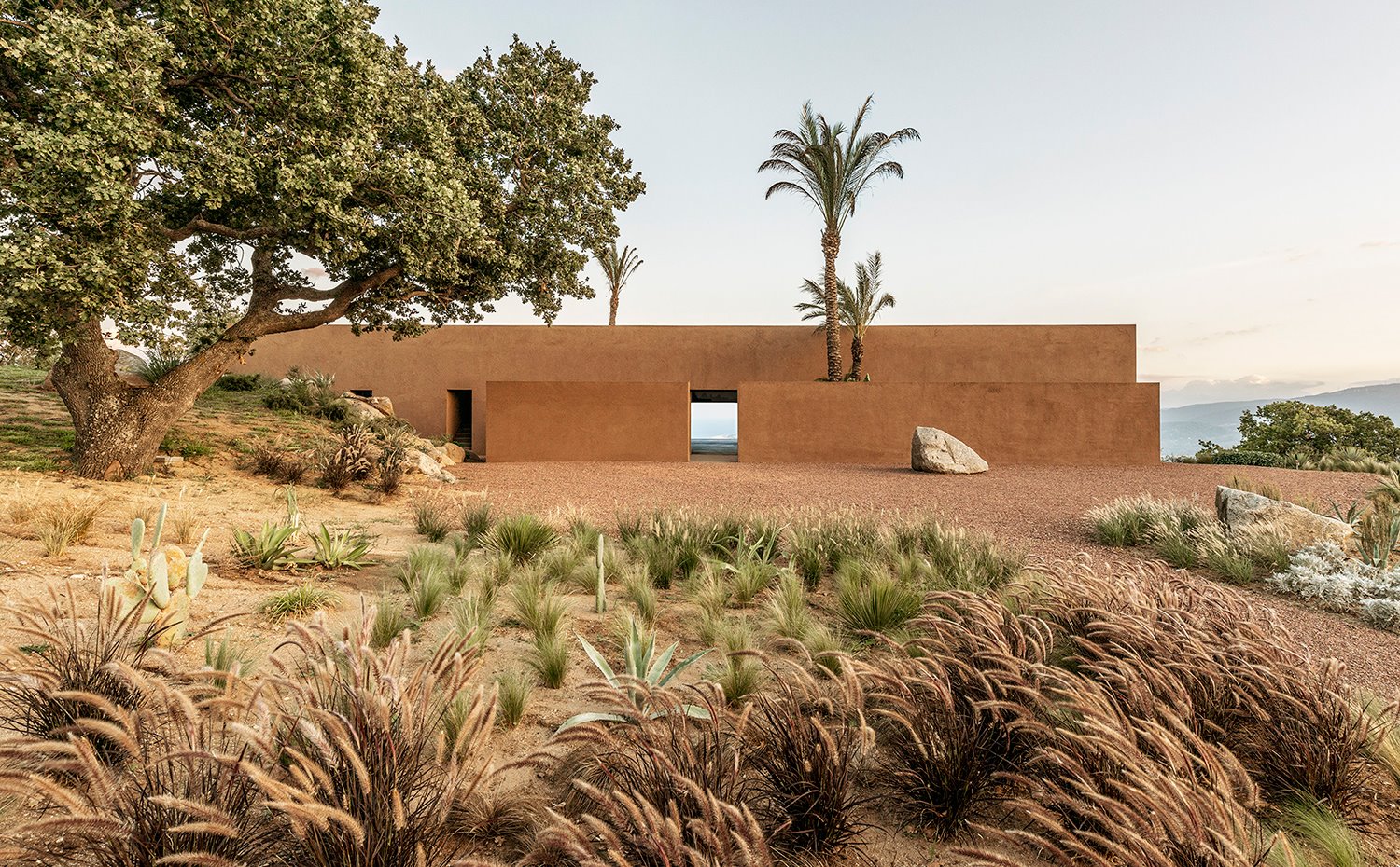 Exterior vivienda, estructura de yeso, palmeras y zona arbolada
