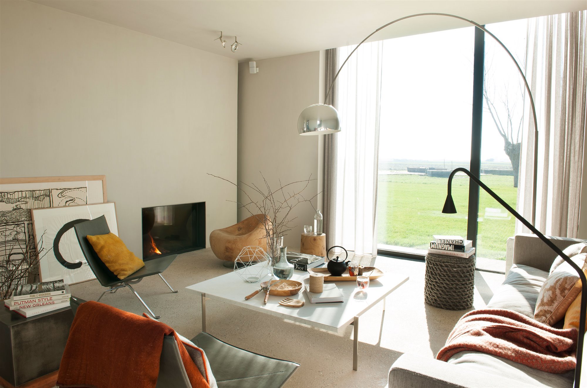 salon minimalista blanco con lampara arco y ambiente relajado_00430241 O