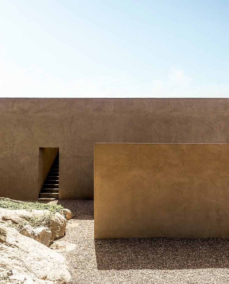 Suelo de graba, estructura terrosa de fachada exterior