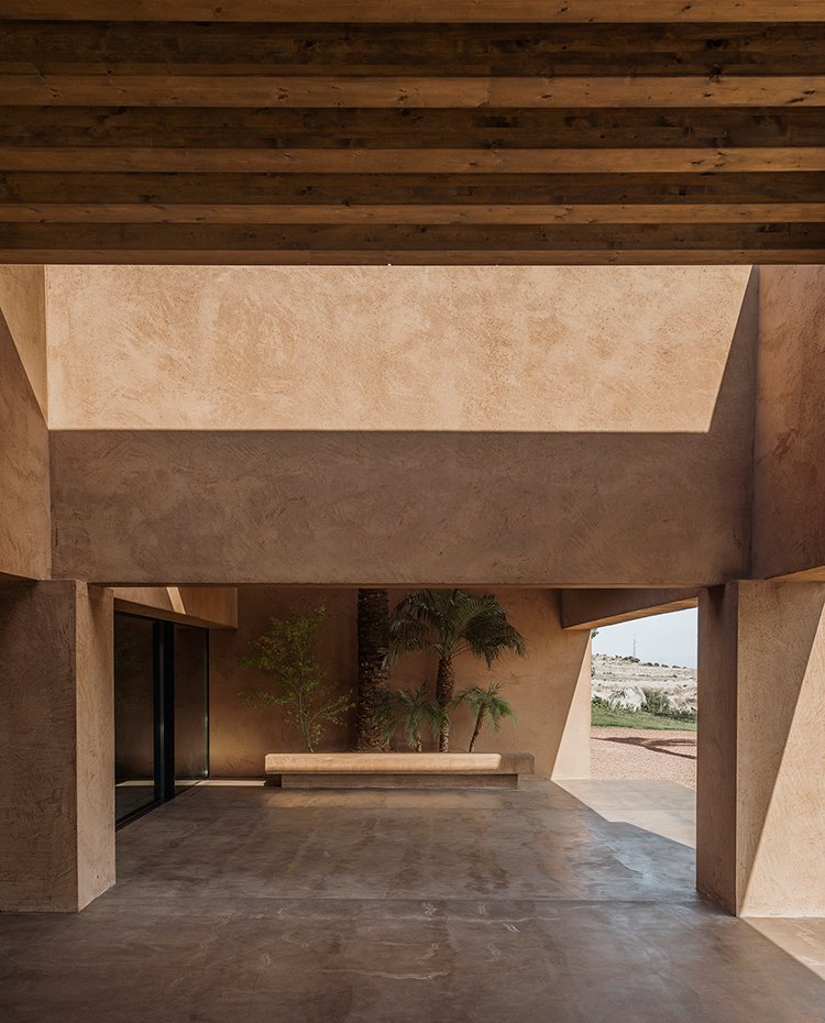 Terraza semicubierta con suelo continuo y estructura arcillosa 