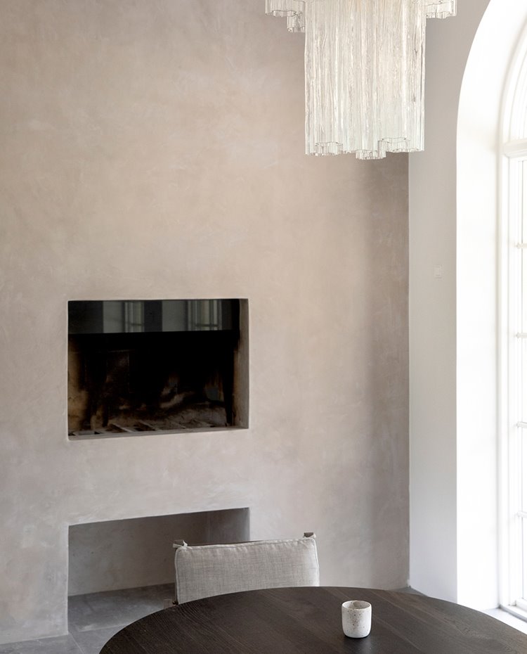 Chimenea de obra frente a mesa de comedor de madera